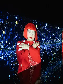 Proyeksi video karya "Song of a Manhattan Suicide Addict" oleh seniman Jepang Yayoi Kusama terlihat saat pratinjau media untuk pameran "I would overcome death and go on living" di Museum Yayoi Kusama, Tokyo, pada 16 Oktober 2024. (Philip FONG/AFP)