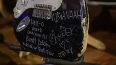 Gitar Listrik Smashed Black Fender Stratocaster Kurt Cobain ditampilkan selama pratinjau pers Julien's Auctions menjelang pameran publik dan lelang "Music Icons", di Hard Rock New York pada 15 Mei 2023.  (Photo by ANGELA WEISS / AFP)