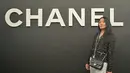 Penyanyi asal Indonesia yang berkarir di Paris, Anggun C Sasmi juga hadir di fashion show Chanel. Ia mengenakan blazer tweed hitam dipadukan celana abu-abu sambil membawa tas hitam Chanelnya. [@anggun_cipta]