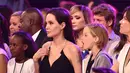 Tidak mengunjungi Brad Pitt yang sedang berulang tahun, Angelina Jolie malah memboyong Shiloh mengunjungi sebuah toko dan membeli kamera. Untuk anaknya itu. (AFP/Bintang.com)