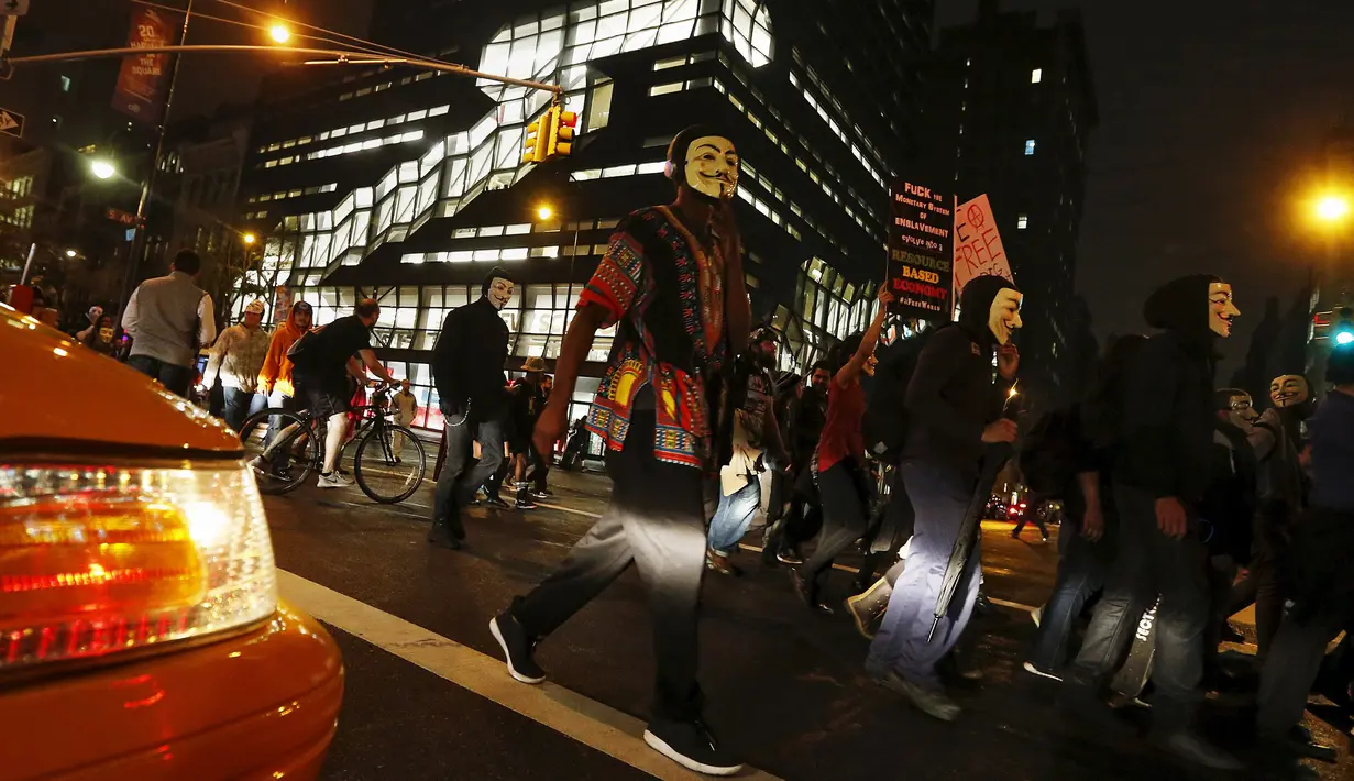 Demonstran dari kelompok aktivis online mengenakan Guy Fawkes saat menggelar aksi "Sejuta Topeng" di New York, Kamis (5/11/2015). Kelompok ini mengklaim akan menggelar aksi ini lebih dari 600 kota di dunia. (REUTERS/Shannon Stapleton)