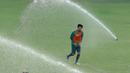 Stefano Lilipaly melakukan pemanasan saat sesi latihan di Lapangan ABC Senayan, Jakarta (21/6/2018). Timnas melakukan persiapan untuk melawan Korea pada laga uji coba 23 Juni 2018. (Bola.com/Nick Hanoatubun)