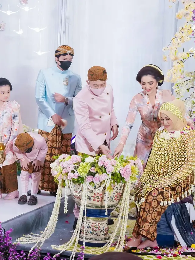 Potret Ashanty di Acara Mitoni Kehamilan Pertama dan Kedua Aurel Hermansyah