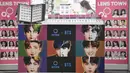 Sebuah poster komersial yang menunjukkan anggota boyband K-pop, BTS, terlihat di luar toko lensa kontak di Seoul, Selasa (1/9/2020). Bangtan Boys (BTS) menjadi artis Korea Selatan pertama yang berhasil menempati puncak Billboard Hot 100 dengan lagu Dynamite. (Jung Yeon-je/AFP)
