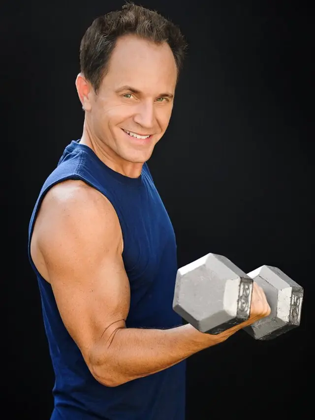 6 Potret Terbaru David Yost, Pemeran Power Ranger Biru yang Awet Muda