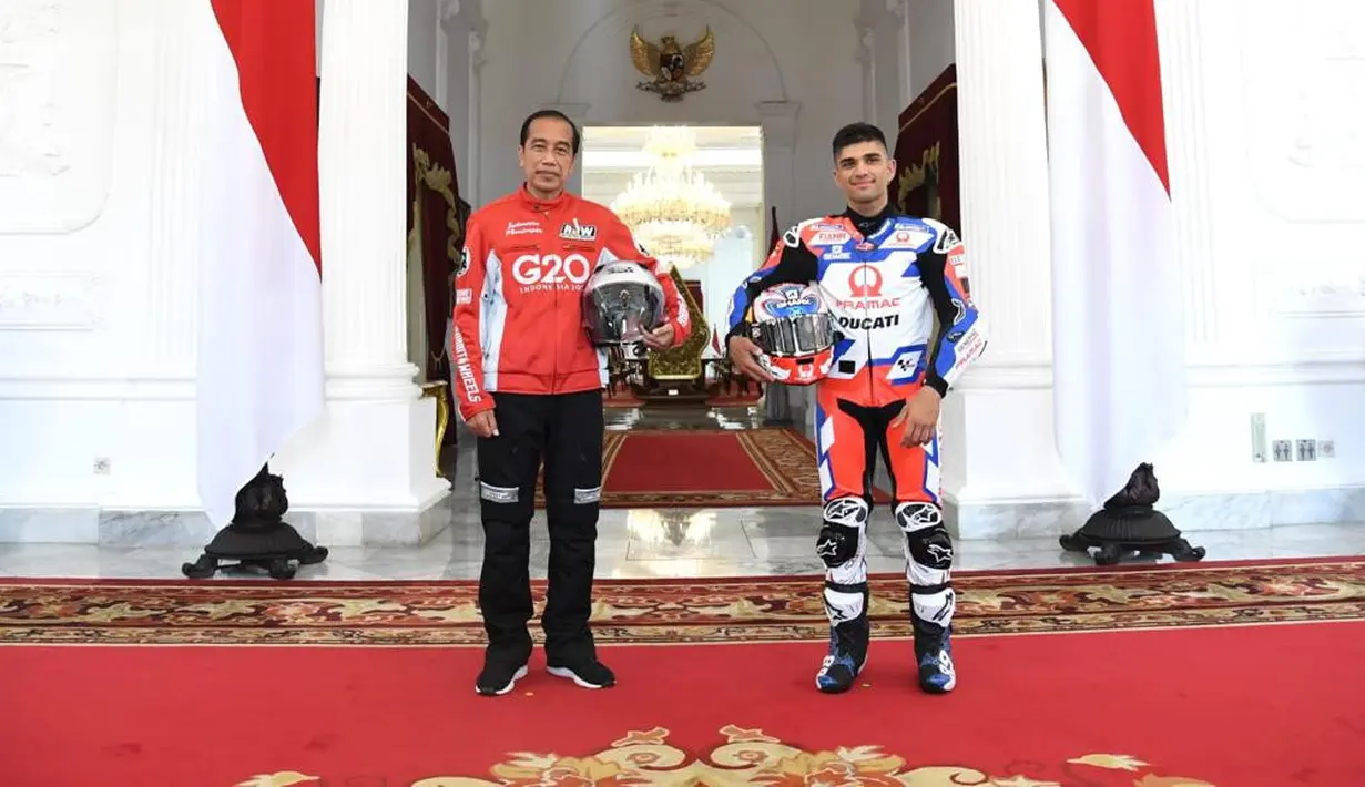 Presiden Joko Widodo berfoto dengan pembalap Pramac Racing, Jorge Martin di Istana Merdeka, Jakarta, Rabu (16/3/2022). Para pembalap datang dengan memakai setelah baju khusus balap motor yang akan dipakai dalam Grand Prix Indonesia di Mandalika pada 20 Maret 2022 (Lukas - Biro Pers/Setpres)