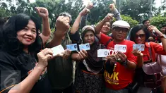 Sejumlah warga menunjukan KTP saat  pengumpulan KTP di depan Balai Kota, Jakarta, Kamis (5/11). Pendataan dan pengumpulan KTP tersebut sebagai petisi penangguhan penahanan Ahok sebagai Tahanan Kota. (Liputan6.com/Johan Tallo)