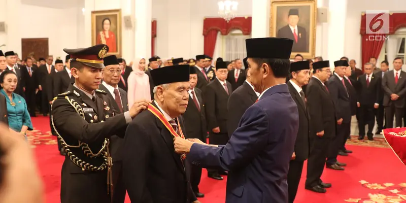 Presiden Jokowi Anugerahkan Tanda Kehormatan