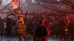 Polisi Afghanistan berjaga-jaga di dekat bangkai minibus yang meledak di dekat Kedubes Rusia di Kabul, Rabu (20/1). Ledakan itu menimbulkan asap hitam, sementara ambulans dan mobil pemadam kebakaran segera dikerahkan ke lokasi. (REUTERS/Ahmad Masood)