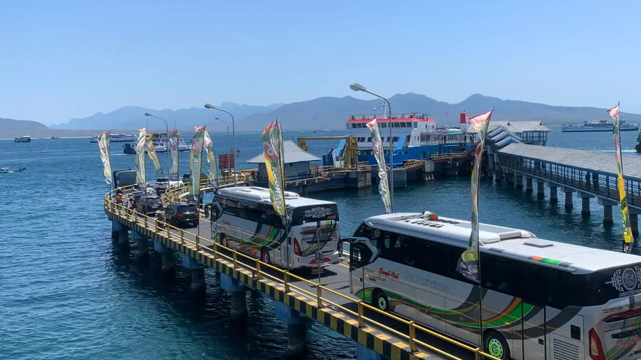 Aktivitas penyebrangan di Pleabuhan Ketapang Banyuwangi (Istimewa)