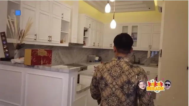 7 Potret Isi Rumah Baru Jordi Onsu, Elegan Serba Warna Putih
