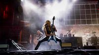 Gitaris band heavy metal asal Inggris Judas Priest, Richie Faulkner tampil pada Wacken Open Air (WOA) di Wacken, Jerman, 4 Agustus 2022. WOA dianggap sebagai festival heavy metal terbesar di dunia. (Frank Molter/dpa via AP)
