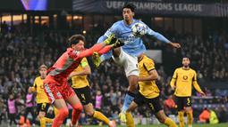 Berstatus sebagai tuan rumah, The Citizens langsung menguasai permainan sejak awal laga melalui kombinasi apik di lini tengah. Tampak dalam foto, kiper Dortmund asal Swiss, Gregor Kobel (kiri) menahan sepakan gelandang Manchester City asal Belanda, Tijjani Reijnders dalam pertandingan lanjutan fase liga Liga Champions 2025/2026 antara Manchester City dan Borussia Dortmund di Stadion Etihad, Manchester, Inggris barat laut, pada 5 November 2025 waktu setempat atau Kamis (6/11) dini hari WIB. (Oli SCARFF/AFP)
