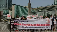 Aktivis Pemuda Untuk Keadilan dan Persatuan Indonesia (PKPI) menggelar aksi damai di Bundaran HI, Jakarta, Minggu (28/6/2015). Mereka menolak mantan Gubernur DKI Jakarta Sutiyoso menjadi Kepala Badan Intelijen Negara (BIN). (Liputan6.com/Faizal Fanani)
