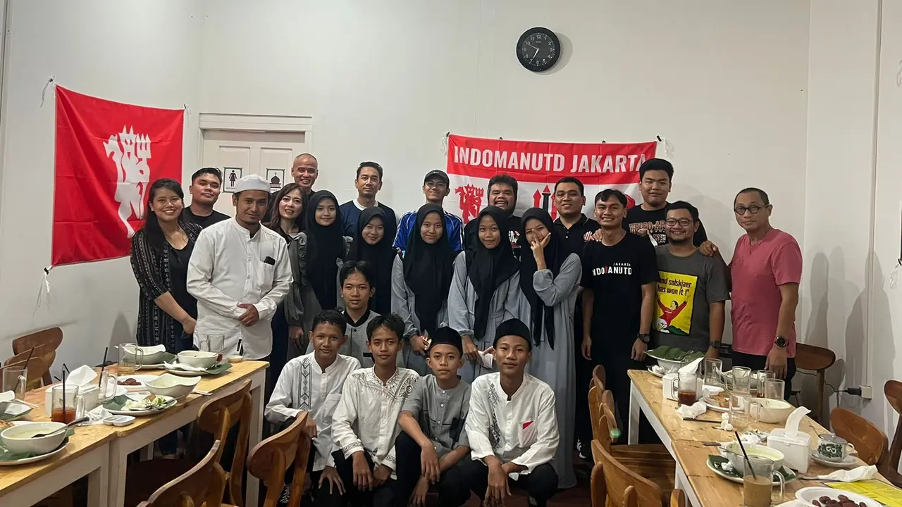 Indomanutd Jakarta merayakan HUT ke-24 dengan buka bersama anak-anak panti asuhan.