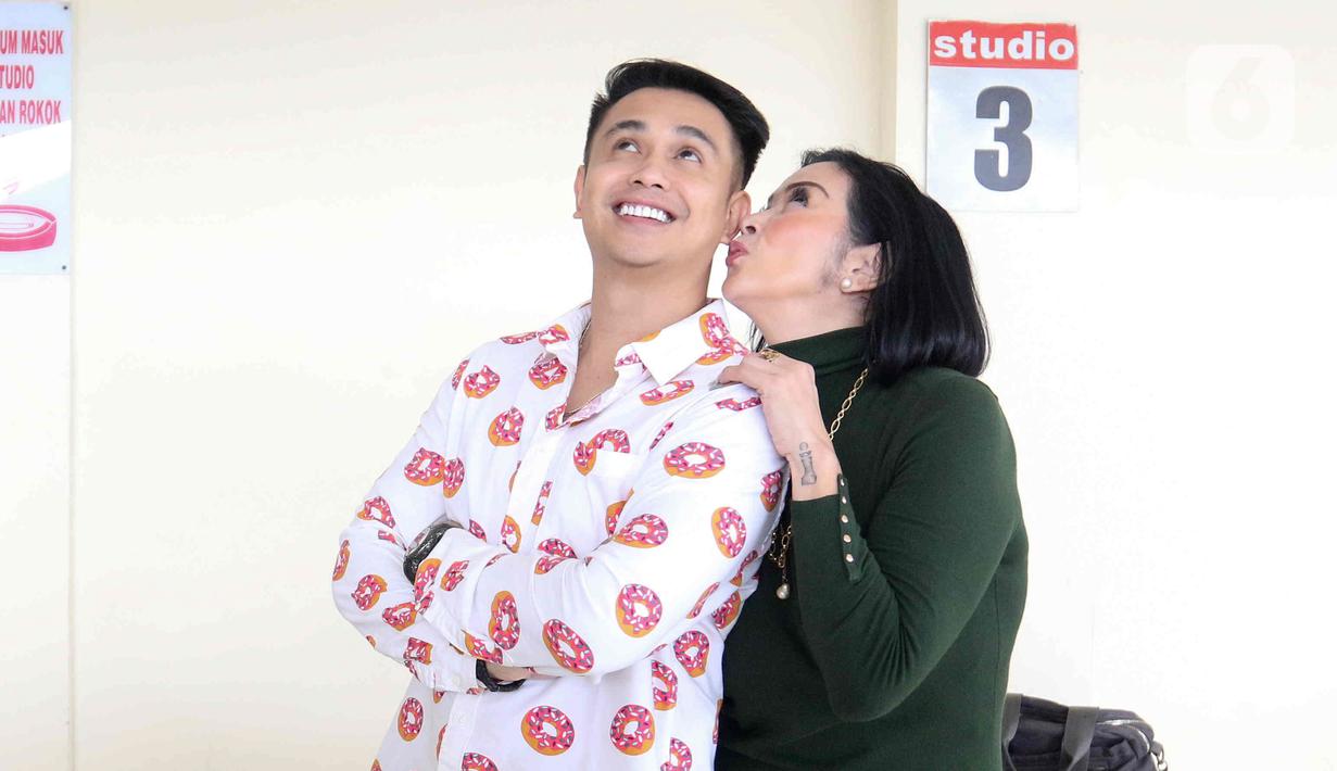 Pasangan selebritis Ajun Perwira dan Jennifer Jill berpose di kawasan Cipinang Cempedak, Jakarta, Selasa (9/8/2022). Istri dari artis Ajun Perwira, Jennifer Jill belum lama ini membagikan potret bahagia karena berhasil menurunkan berat badan hingga 24 kilo selama satu tahun. (Liputan6.com/Herman Zakharia)