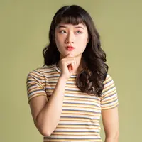 Seorang perempuan sedang menopang dagu (Foto Dok: Freepik/timeimage).