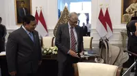 Pendiri Microsoft, Bill Gates, memberikan boneka paus berwarna hitam-putih kepada kucing kesayangan Presiden Prabowo Subianto, Bobby Kertanegara,&nbsp;di Istana Merdeka Jakarta, Rabu (7/5/2025). (Istimewa)