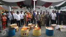 Suasana pembakaran surat suara yang rusak di Kantor KPUD DKI Jakarta, Selasa (14/2). KPUD DKI memusnahkan 46.628 surat suara, dengan rincian 22.444 surat suara yang cacat atau rusak serta 24.184 surat suara baik sisa. (Liputan6.com/Immanuel Antonius)