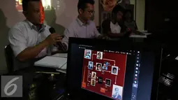 Sebuah Slide gambaran orang yang berperan dalam pembunuhan kasus munir di tayangkan saat sejumlah aktifis jumpa pers terkait tindak lanjut penuntasan Kasus Munir di kantor LBH, Jakarta, Minggu (30/10). (Liputan6.com/Johan Tallo)