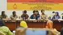 Dr. Nurhayati Ali Assegaf. M.Si (kanan) menjawab pertanyaan dalam Dialog Publik di Gedung Nusantara III DPR RI, Senayan, Jakarta, Kamis (18/12/2014). (Liputan6.com/Andrian M Tunay)