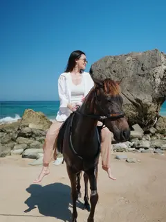 Aaliyah Massaid berkuda di Pantai Nihiwatu. (instagram.com/aaliyah.massaid)
