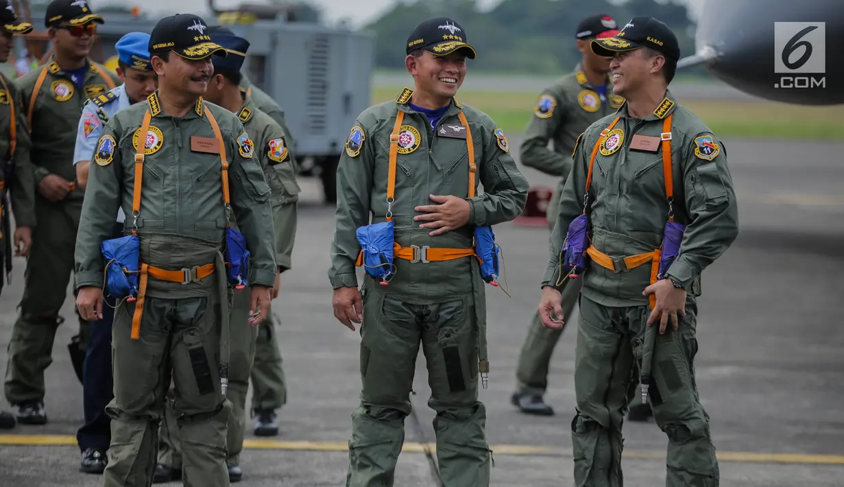 KSAU Marsekal TNI Yuyu Sutisna (tengah) berbincang dengan KSAD Jenderal TNI Andika Perkasa (kanan) dan KSAL Laksamana TNI Siwi Sukma Adji (kiri) saat penyematan Wing Penerbang Kehormatan di Lanud Halim Perdanakusuma, Jakarta, Jumat (5/4). (Liputan6.com/Faizal Fanani)
