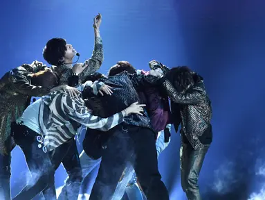 Bangtan Boys atau yang lebih dikenal dengan BTS tampil di atas panggung Billboard Music Awards 2018 di Las Vegas, Minggu (20/5). BTS membawakan lagu terbarunya, 'Fake Love' di ajang penghargaan musik bergengsi itu. (Ethan Miller/GETTY IMAGES/AFP)