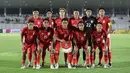 11 pemain Timnas Indonesia U-22 berfoto bersama sebelum pertandingan uji coba melawan India di Stadion Madya Gelora Bung Karno (GBK), Jakarta, Jumat (10/10/2025) malam WIB. (Bola.com/Muhammad Iqbal Ichsan)