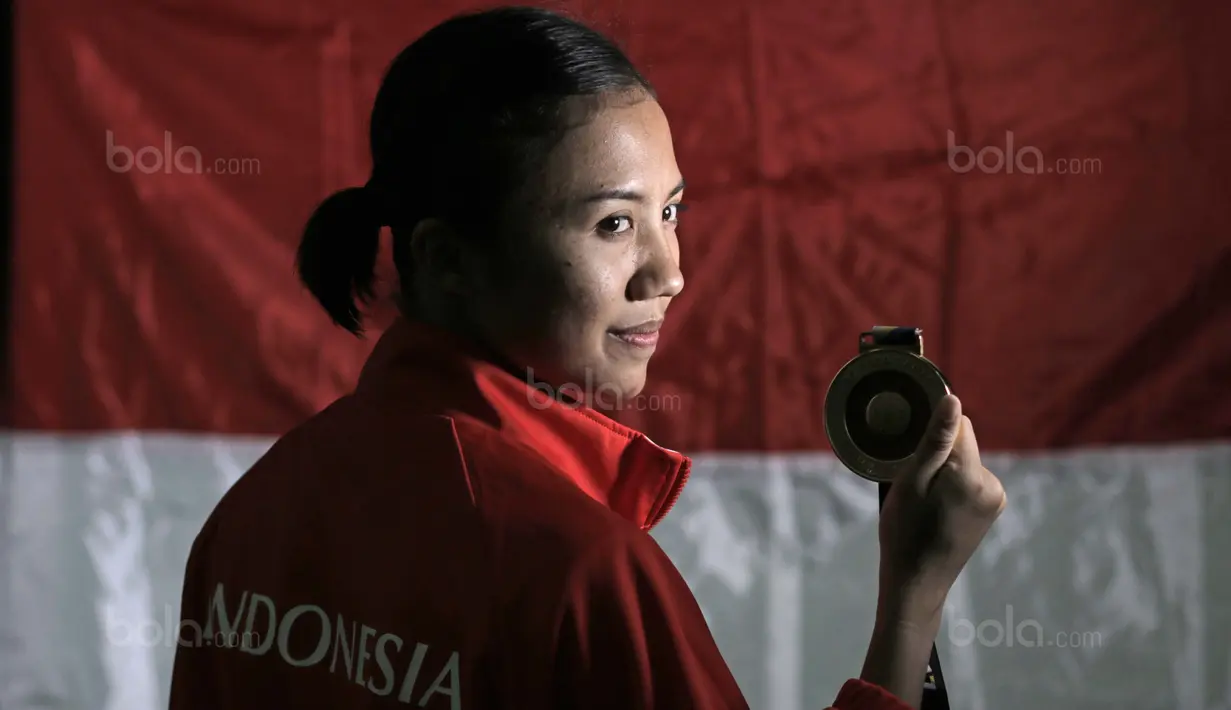 Srunita Sari meraih medali emas di nomor kumite kelas 50 kg putri pada SEA Games 2017 di Kuala Lumpur. Sari mengalahkan atlet Thailand Paweena Rakshachart dengan skor telak 6-0. (Bola.com/Nicklas Hanoatubun)
