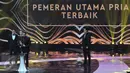 Produser film, Manoj Punjabi saat menggantikan aktor Fedi Nuril yang tak bisa hadir untuk menerima penghargaan Pemeran Utama Aktor Terbaik di Indonesia Box Office Movie Awards (IBOMA) 2016, Jakarta, Kamis (17/3).(Liputan6.com/Helmi Afandi)