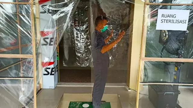 Bilik atau ruang sterilisasi di pintu masuk Kejari Pekanbaru untuk mencegah penyebaran virus corona.
