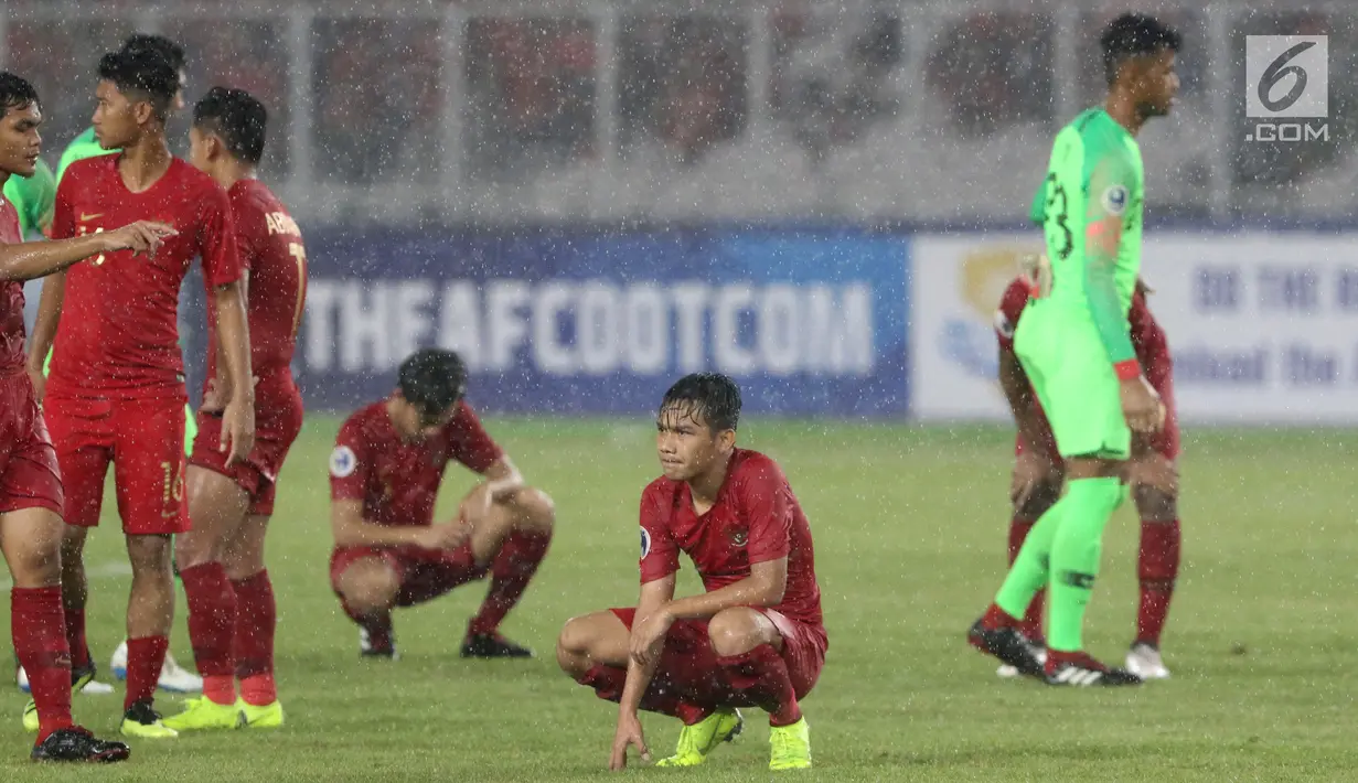 Pemain Timnas Indonesia U-19, Witan Sulaeman (tengah) usai kalah melawan Jepang U-19 pada perempat final Piala AFC U-19 2018 di Stadion GBK, Jakarta, Minggu (28/10). Indonesia kalah 0-2. (Liputan6.com/Helmi Fithriansyah)