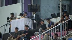 Pelatih Timnas Indonesia, Shin Tae-yong (tengah), didampingi asisten pelatih saat menyaksikan pertandingan pekan keempat BRI Liga 1 2023/2024 antara Dewa United melawan Persik Kediri yang berlangsung di Stadion Indomilk Arena, Tangerang, Jumat (21/7/2023). (Bola.com/Ikhwan Yanuar)