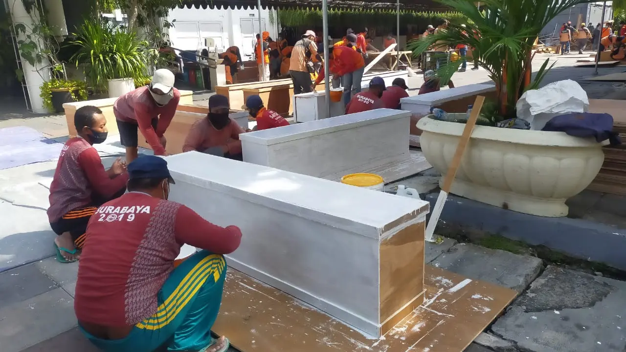 Pembuatan peti mati di Surabaya. (Dian Kurniawan/Liputan6.com)