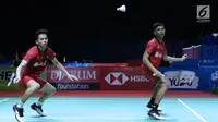 Ganda putra Indonesia, Fajar Alfian/M Rian Ardianto mengembalikan kok ke arah Liu Cheng/Zhang Nan (China) pada 8 besar Indonesia Open 2018, Istora GBK, Jakarta, Jumat (5/7). Fajar/Rian unggul 21-18, 18-21, 25-23. (Liputan6.com/Helmi Fithriansyah)