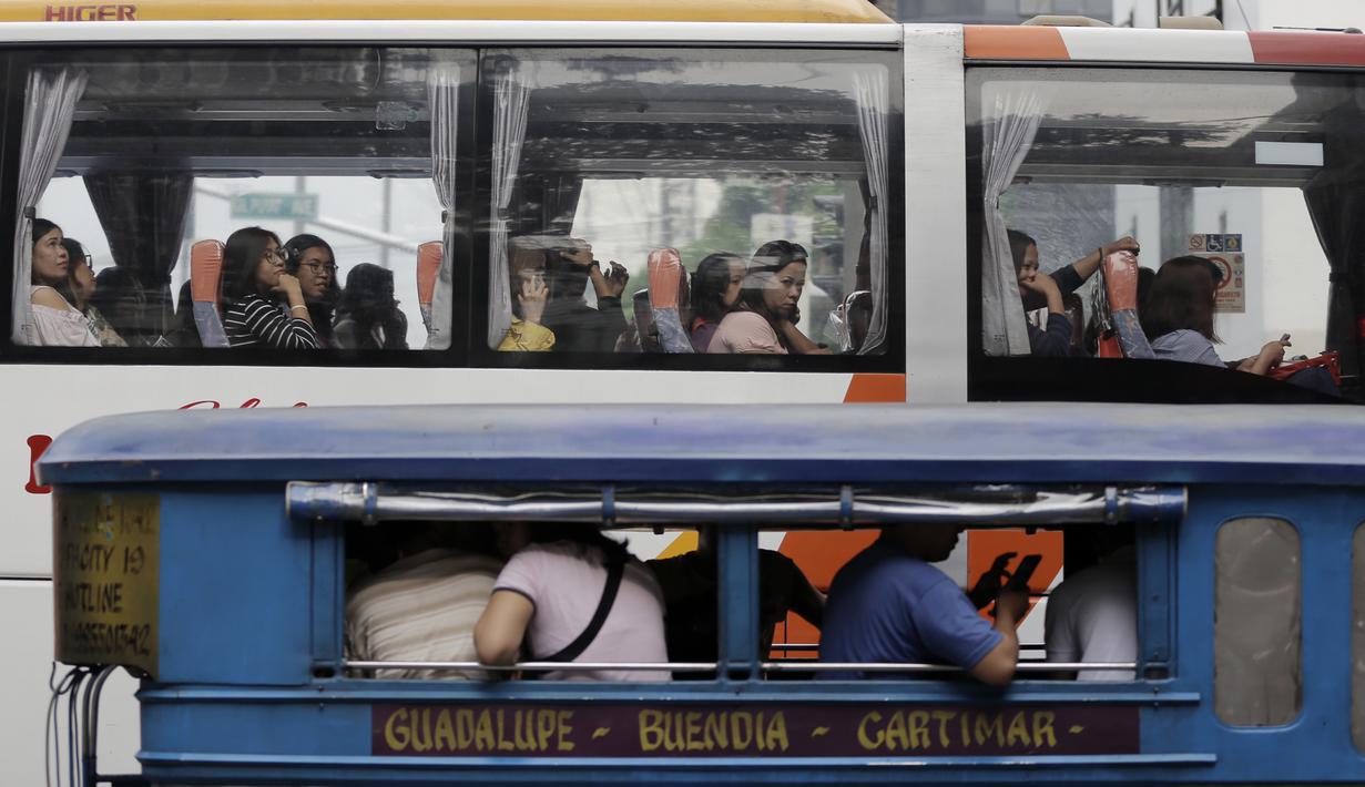 Sejumlah penumpang saat menggunakan mobil Jeepney di Manila, Filipina, Jumat (22/11). Jeepney merupakan transportasi umum paling populer dan sudah menjadi ikon di Filipina. (Bola.com/M Iqbal Ichsan)