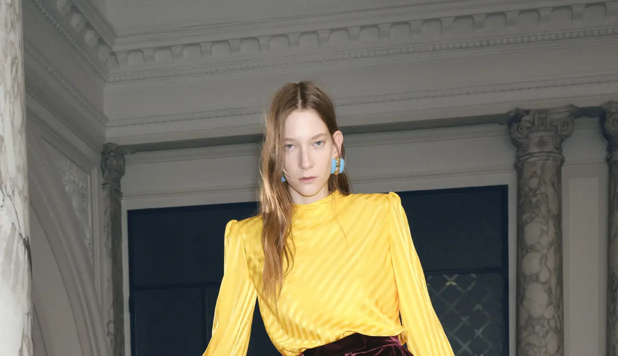 Menampilkan 99 busana, koleksi ini padukan warisan kaya rumah mode dengan pendekatan yang lebih halus. [Valentino]