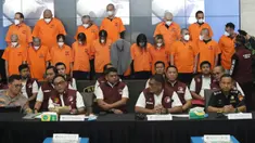 Sebanyak 17 tersangka pengedar narkoba digelandang aparat kepolisian saat konferensi pers di gedung Bareskrim Mabes Polri, Jakarta, Senin (22/12/2025). Bareskrim Polri mengungkap kasus peredaran narkoba yang rencananya diselundupkan dalam gelaran acara Djakarta Warehouse Project (DWP) 2025 di Bali pada 12–14 Desember 2025 lalu. (merdeka.com/Arie Basuki)