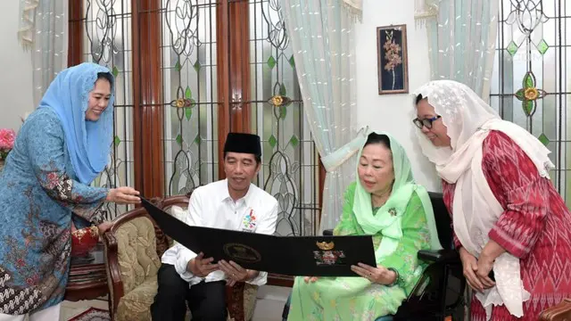Presiden jokowi bersilaturahmi mengunjungi keluarga mantan Presiden Abdurrahman Wahid.