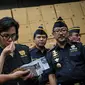 Menteri Keuangan Sri Mulyani mencium tembakau rokok ilegal di Kantor Dirjen Bea Cukai, Jakarta, Jumat (30/9). Sri Mulyani mengaku takjub dengan temuan rokok ilegal yang sudah terkemas rapi. (Liputan6.com/Faizal Fanani)
