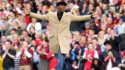 Ian Wright merupakan salah satu mantan pemain yang dikagumi di Liga Inggris. Namun ternyata ia pernah mendekam di penjara selama 14 hari. Kasus yang menjerat Wright adalah soal pajak kedaraan. Ia mengaku kapok dan tak ingin mengulangi perbuatannya. (Foto: AFP/Carl De Souza)