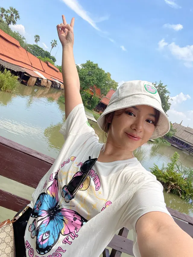 Tampil Kasual, Ini 6 Gaya Liburan Tiara Andini saat di Thailand