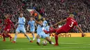 Pemain Manchester City Rodri memblok tembakan ke gawang terbuka dari pemain Liverpool Fabinho pada pertandingan Liga Inggris di Anfield, Liverpool, Inggris, Minggu (3/10/2021). Pertandingan berakhir imbang 2-2. (Peter Byrne/PA via AP)