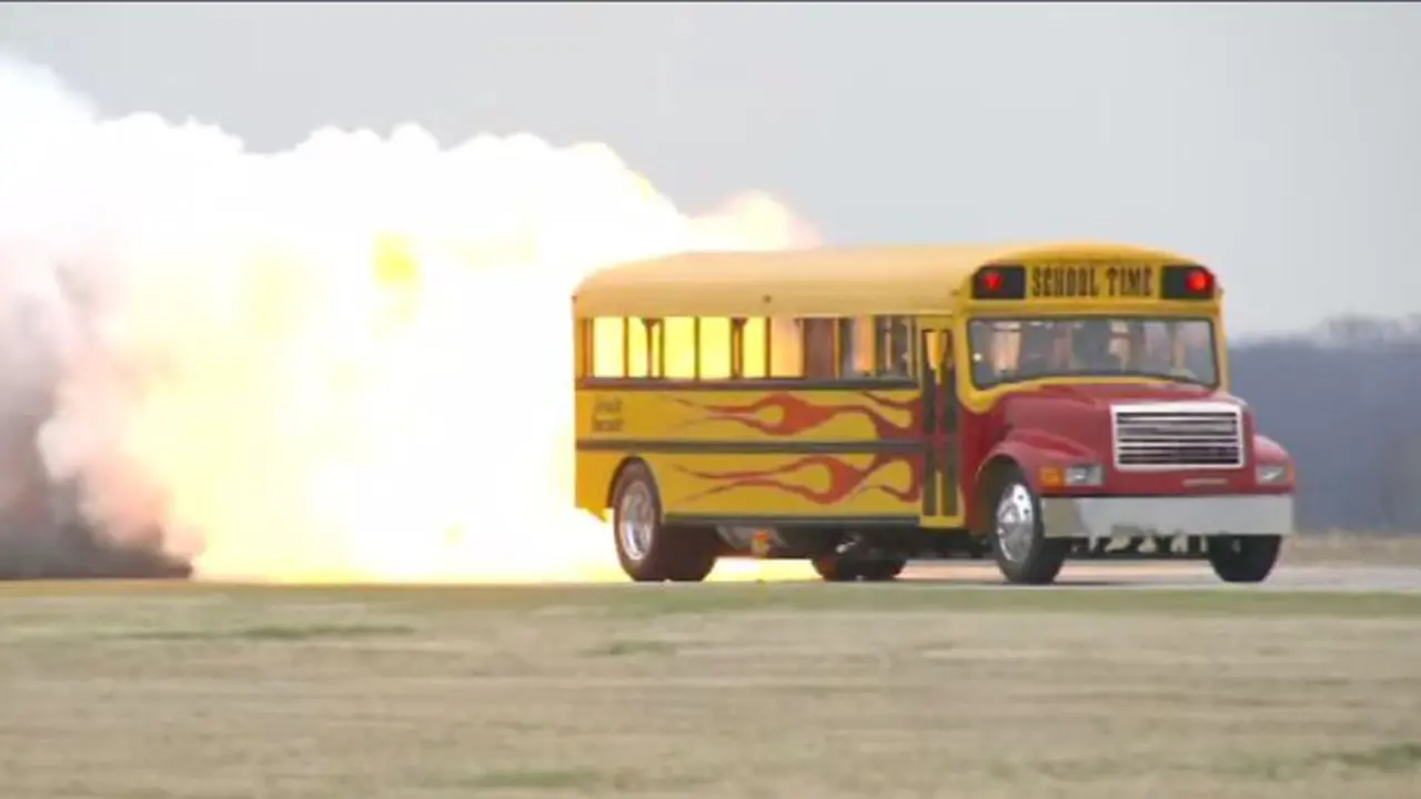 Bus Tua Ini Disulap Jadi Jet-Bus Berkecepatan 591 Km/Jam