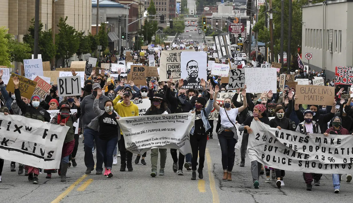 Pengunjuk rasa berbaris di Monroe Street saat memprotes kematian George Floyd di Kota Spokane, Washington, Amerika Serikat, Minggu (7/6/2020). Gelombang protes atas kematian George Floyd terus mengguncang Amerika Serikat. (Tyler Tjomsland/The Spokesman-Review via AP)