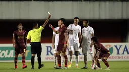 Baru juga tiga menit berjalan, Hamim Tohari telah mengganjar Sutanto Tan dengan kartu kuning setelah mengganggu Marc Klok dalam duel udara. Padahal, pelanggaran itu merupakan yang pertama untuk pemain PSM Makassar ini. (Foto: Bola.com/Ikhwan Yanuar)