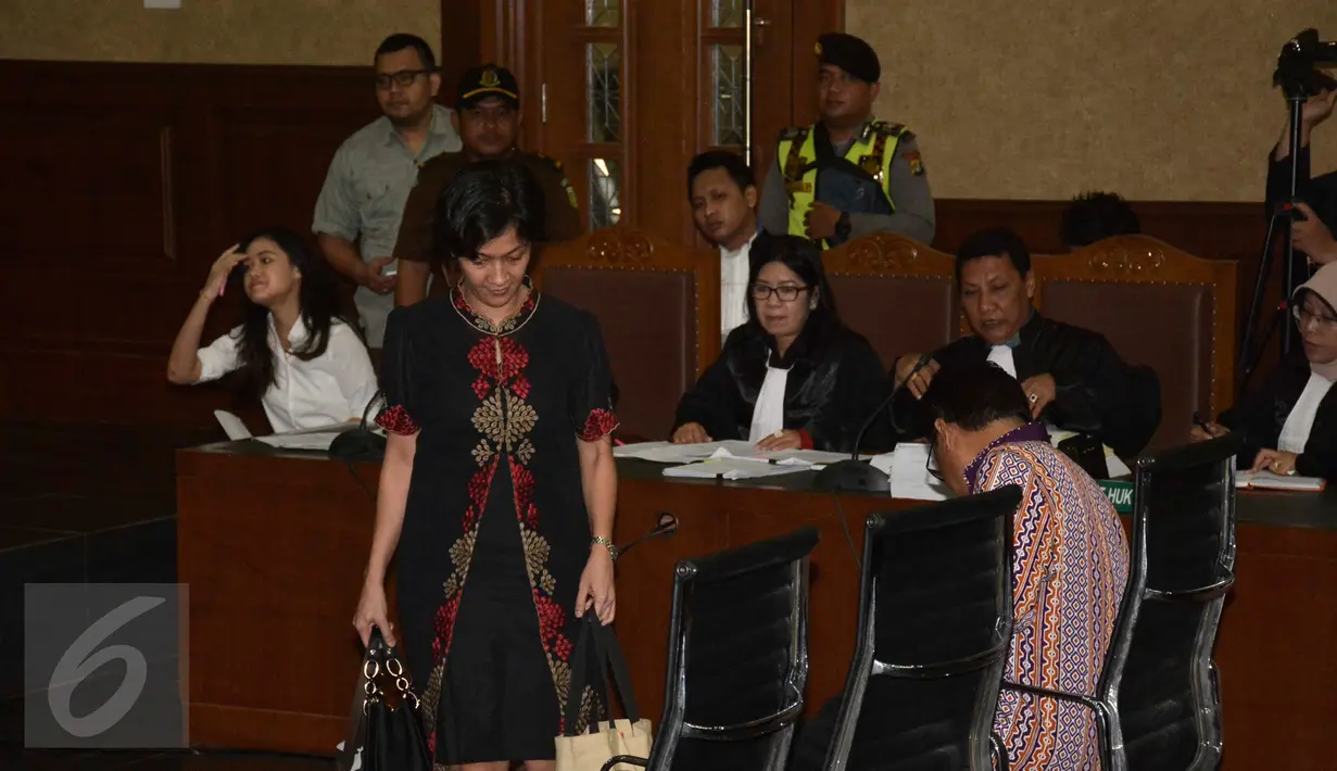 Dokter Psikiatri dari Departemen Psikiatri Fakultas Kedokteran UI RSCM Natalia Widiasih saat menjadi saksi ahli dalam sidang perkara pembunuhan Wayan Mirna Salihin di PN Jakarta Pusat, Kamis,(18/8). (Liputan6.com/Helmi Afandi)