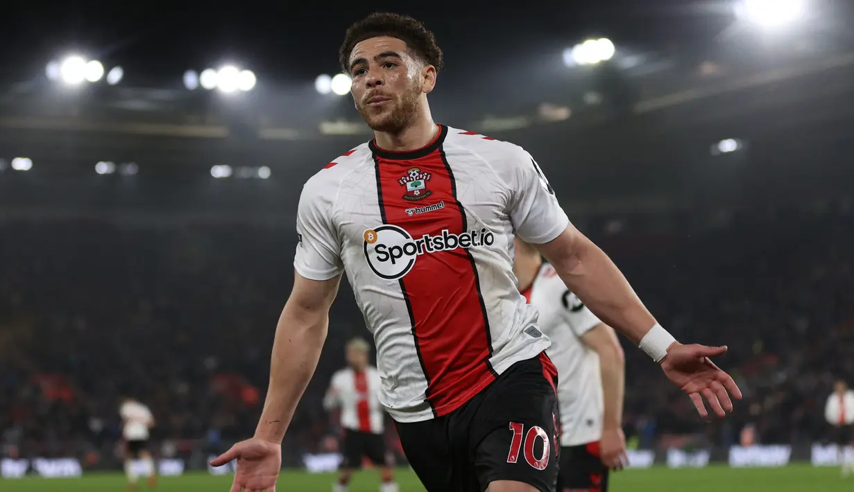 Selebrasi striker Southampton, Che Adams setelah menjebol gawang Bournemouth yang akhirnya dianulir VAR pada laga Liga Inggris 2022/2023 di St Mary's Stadium, Southampton (27/4/2023). Didatangkan sejak 2019/2020 dari Birmingham City, Che Adams langsung menjadi striker andalan Southampton hingga kini. Total 25 gol hingga kini menjadi bukti ketajamnnya. Leeds United dan Everton dikabarkan meminatinya. (AFP/Adrian Dennis)