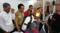 Mensos Idrus Marham menyerahkan bantuan kepada korban kapal tenggelam KM Sinar Bangun (Biro Humas Kemensos)
